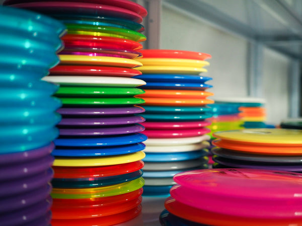 Frisbeegolfkiekkoja KiekkoKingin myymälän hyllyssä