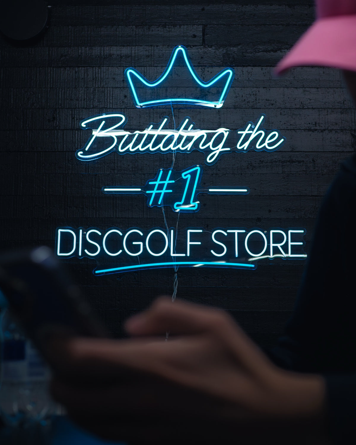 Building the #1 disc golf store -neonvalo KiekkoKingin myymälässä