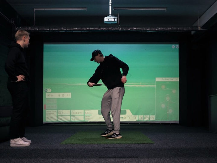 Maailman ensimmäisiä frisbeegolfsimulaattoreita avautui Suomeen